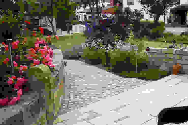 Eine Gartenanlage verbindet moderne und natürliche Linien. homify
