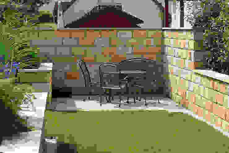 Eine Gartenanlage mit Sandstein und Travertin. homify