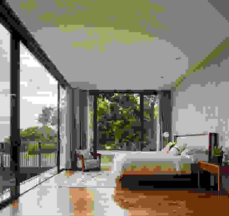 House of Inside and Outside, Tamara Wibowo Architects Tamara Wibowo Architects Phòng ngủ phong cách nhiệt đới Gỗ