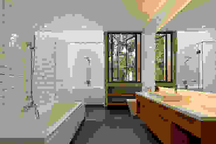 House of Inside and Outside, Tamara Wibowo Architects Tamara Wibowo Architects Tropical style bathrooms Ceramic