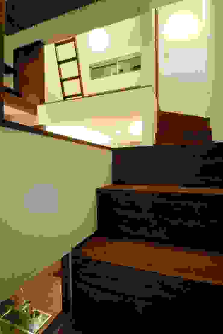 祇園の家 nest 階段 フィクスチャ,窓,木,階段,インテリア・デザイン,フローリング,床,建物,壁,材料特性