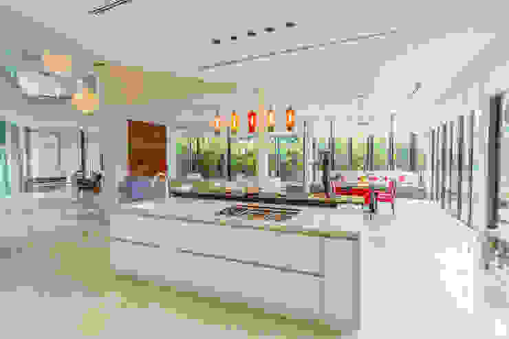 Sleek modern kitchen MJ Kanny Architect Modern style kitchen kitchen, island