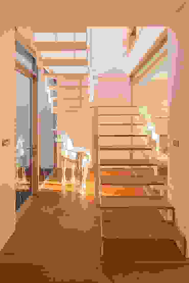 勝暉建築工程行 Ingresso, Corridoio & Scale in stile moderno