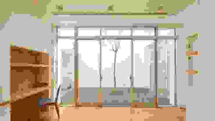 勝暉建築工程行 Balcone, Veranda & Terrazza in stile moderno