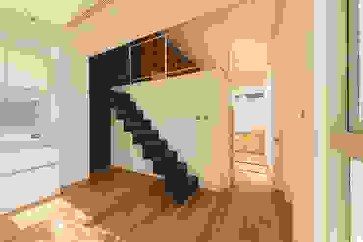 勝暉建築工程行 Ingresso, Corridoio & Scale in stile moderno