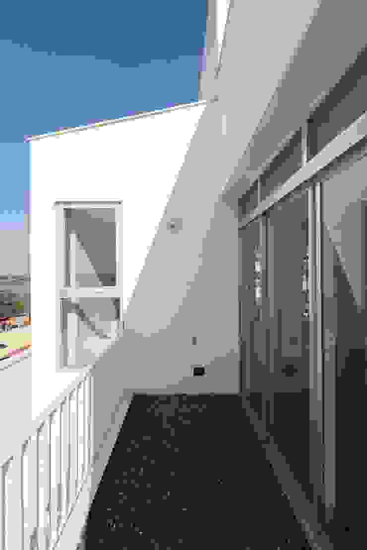 勝暉建築工程行 Balcone, Veranda & Terrazza in stile moderno