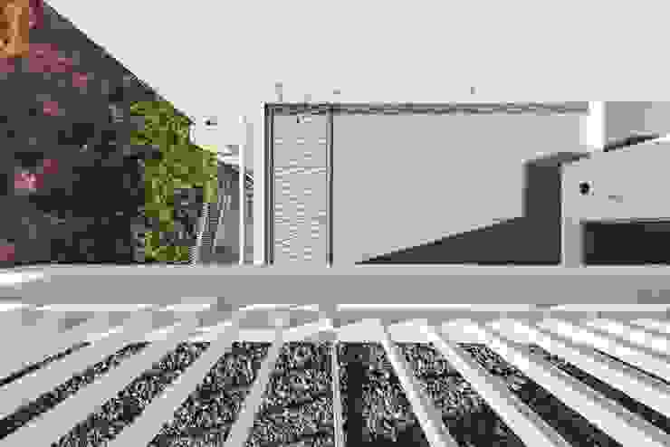 勝暉建築工程行 Balcone, Veranda & Terrazza in stile moderno