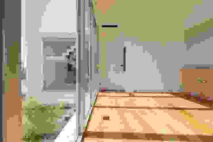 勝暉建築工程行 Balcone, Veranda & Terrazza in stile moderno