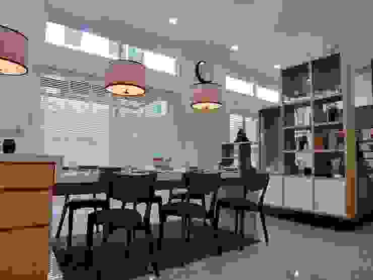 Contemporary Tropical , 3-Storey semi-D, inDfinity Design (M) SDN BHD inDfinity Design (M) SDN BHD Tropical style dining room