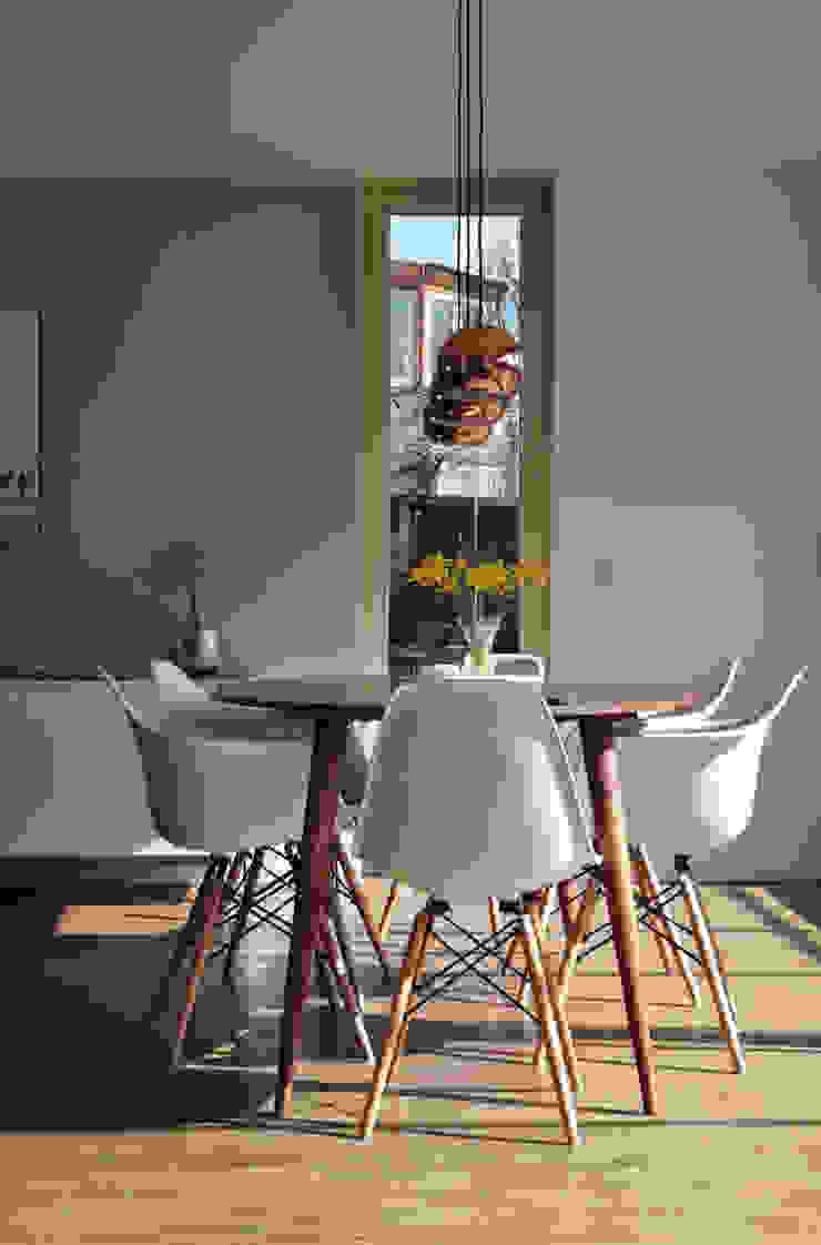 Innenarchitekturgestaltung bei Familie S. in Berlin, Interieur & Feng Shui Interieur & Feng Shui 모던스타일 다이닝 룸 우드 화이트 의자 & 벤치