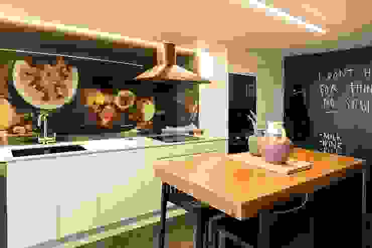 Cocina loft tiovivo creativo Cocinas de estilo ecléctico cocina,armario de cocina,isla de cocina,mesa de cocina,iluminación de cocina,cocina abierta,loft,arte para la pared,bodegón,decoración de la mesa,decoración