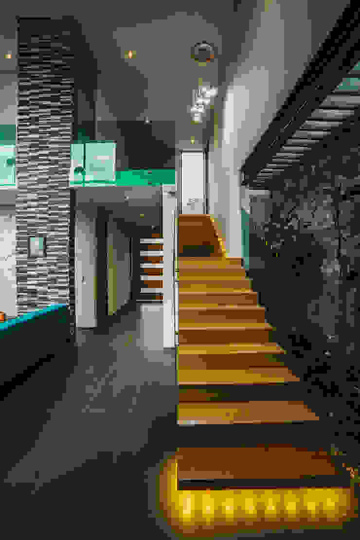 Zona Arquitectura Más Ingeniería Modern Corridor, Hallway and Staircase Concrete Wood effect