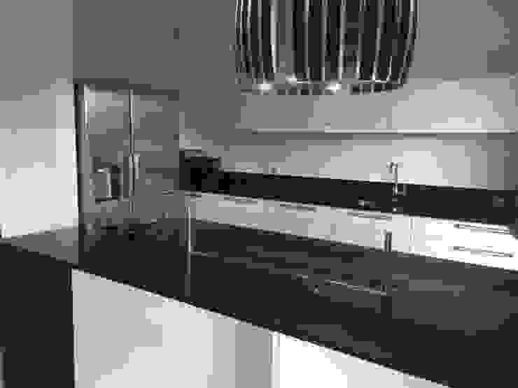 Cuisine Noire Et Blanche Avec Plan De Travail Ilot Et Credences