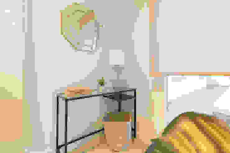 Entrada Become a Home Pasillos, vestíbulos y escaleras de estilo escandinavo