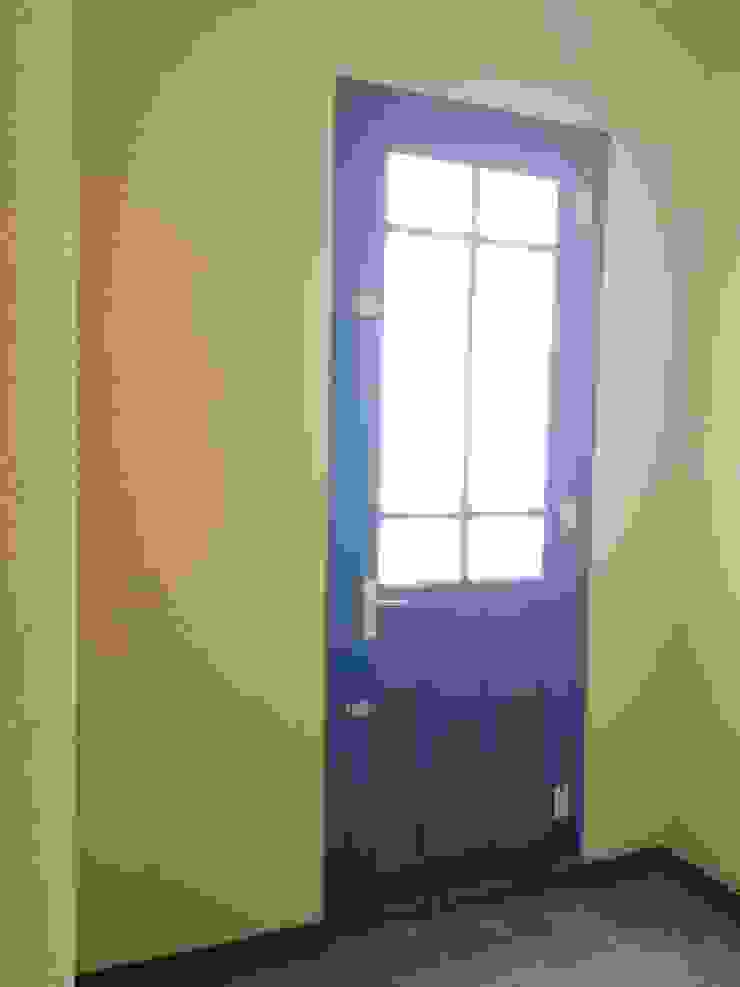 Entrada ANTES Become a Home Pasillos, vestíbulos y escaleras de estilo escandinavo