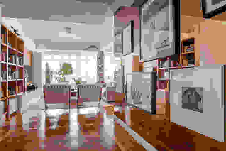 Apartamento Higienópolis Marcella Loeb Corredores, halls e escadas modernos