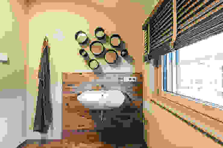 모던스타일 욕실 by FingerHaus GmbH - Bauunternehmen in Frankenberg (Eder) 모던