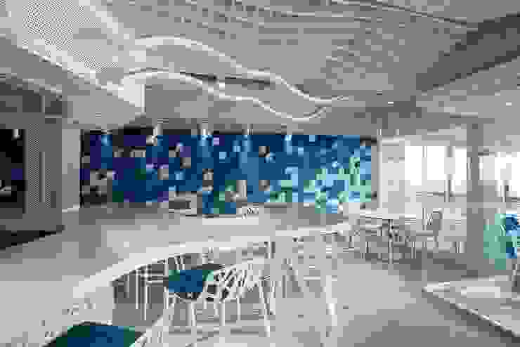 Le studio Escalar utilise KRION pour prolonger la frontière entre le bleu de l’eau et le bleu du ciel au Drassana MedBar, KRION® Porcelanosa Solid Surface KRION® Porcelanosa Solid Surface Espaces commerciaux Restaurants