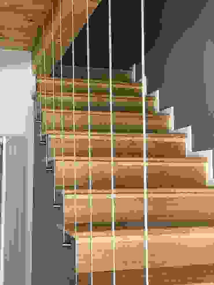 راه پله چوبی با نرده کابلی