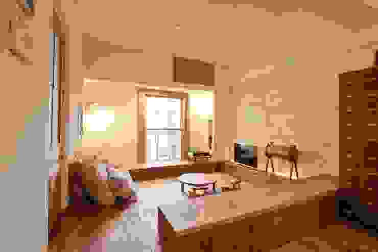 Apartment in tamagawa, Mimasis Design／ミメイシス デザイン Mimasis Design／ミメイシス デザイン ラスティックデザインの リビング ベージュ