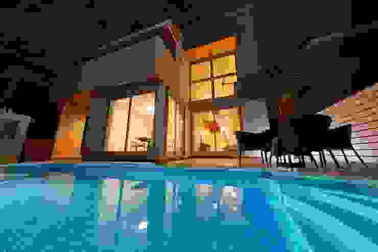 水面から吹き抜け建物 夜景 PROSPERDESIGN ARCHITECT /プロスパーデザイン/プールハウス 家庭用プール