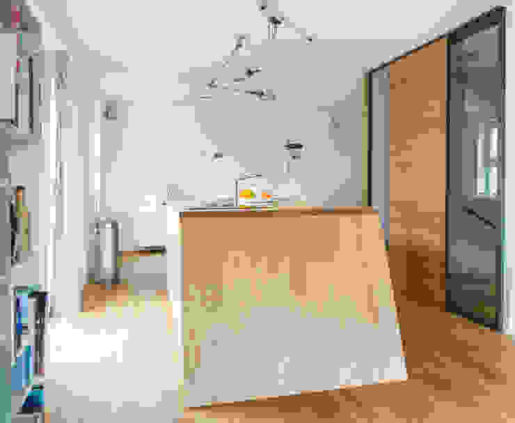 Complete make-over woonkamer en keuken, B1 architectuur B1 architectuur Bếp xây sẵn Gỗ Wood effect