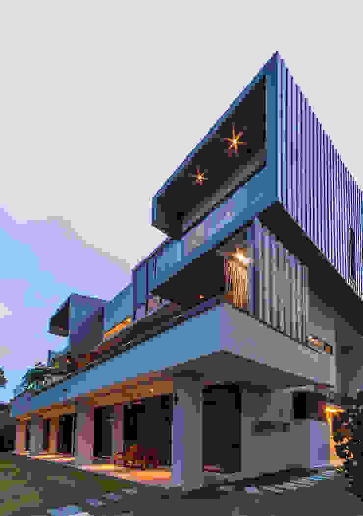 Rear Elevation - night MJ Kanny Architect Modern houses