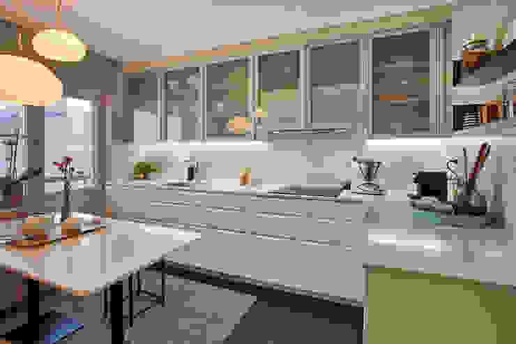 Lumiar - T3 Duplex, ShiStudio Interior Design ShiStudio Interior Design Scandinavian style kitchen Bench tops