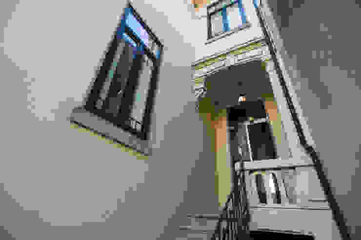 Entrada de vivenda em S. Mamede - Projeto de interiores Shi Studio - Matosinhos, Porto por ShiStudio Interior Design Escandinavo