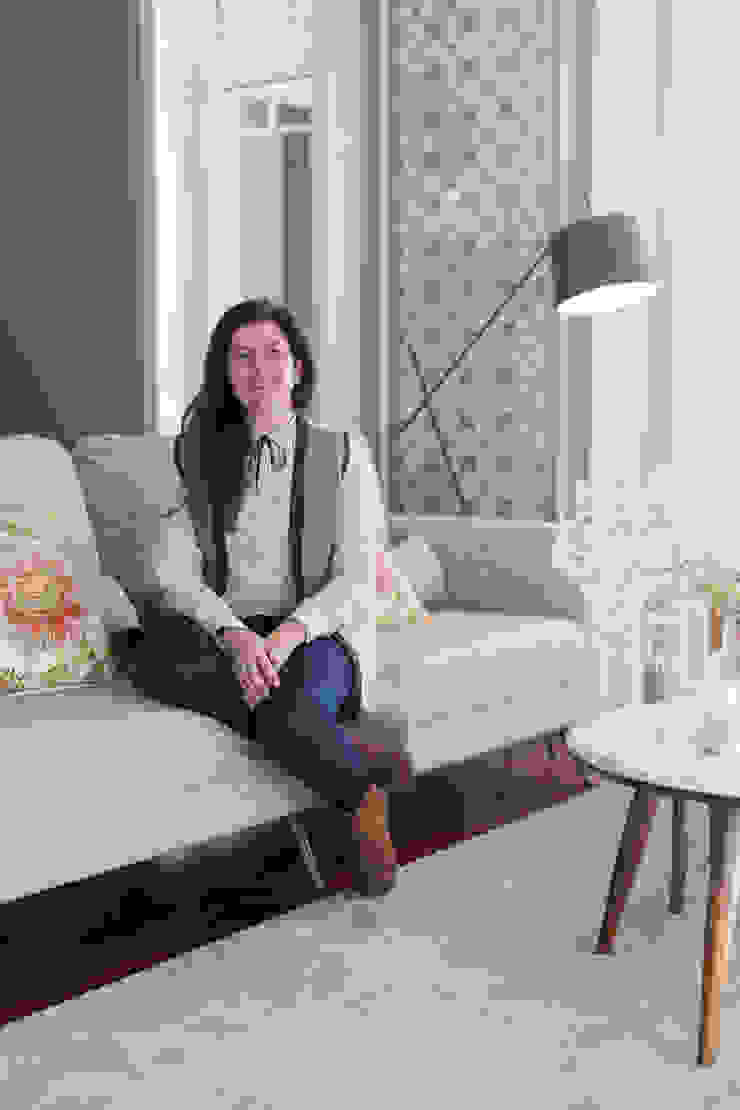 Sheila Moura Azevedo em sala de vivenda em S. Mamede - Projeto de interiores Shi Studio - Matosinhos, Porto Salas de estar escandinavas por ShiStudio Interior Design Escandinavo