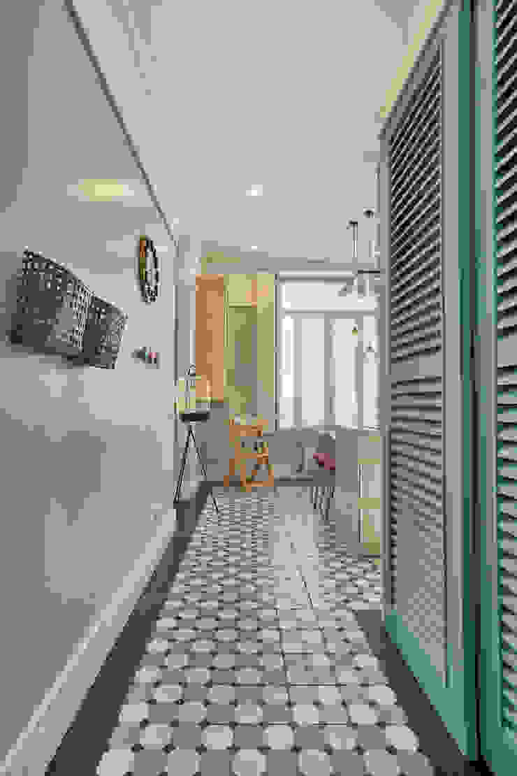 Cozinha de vivenda em S. Mamede - Projeto de interiores Shi Studio - Matosinhos, Porto por ShiStudio Interior Design Escandinavo Madeira Acabamento em madeira