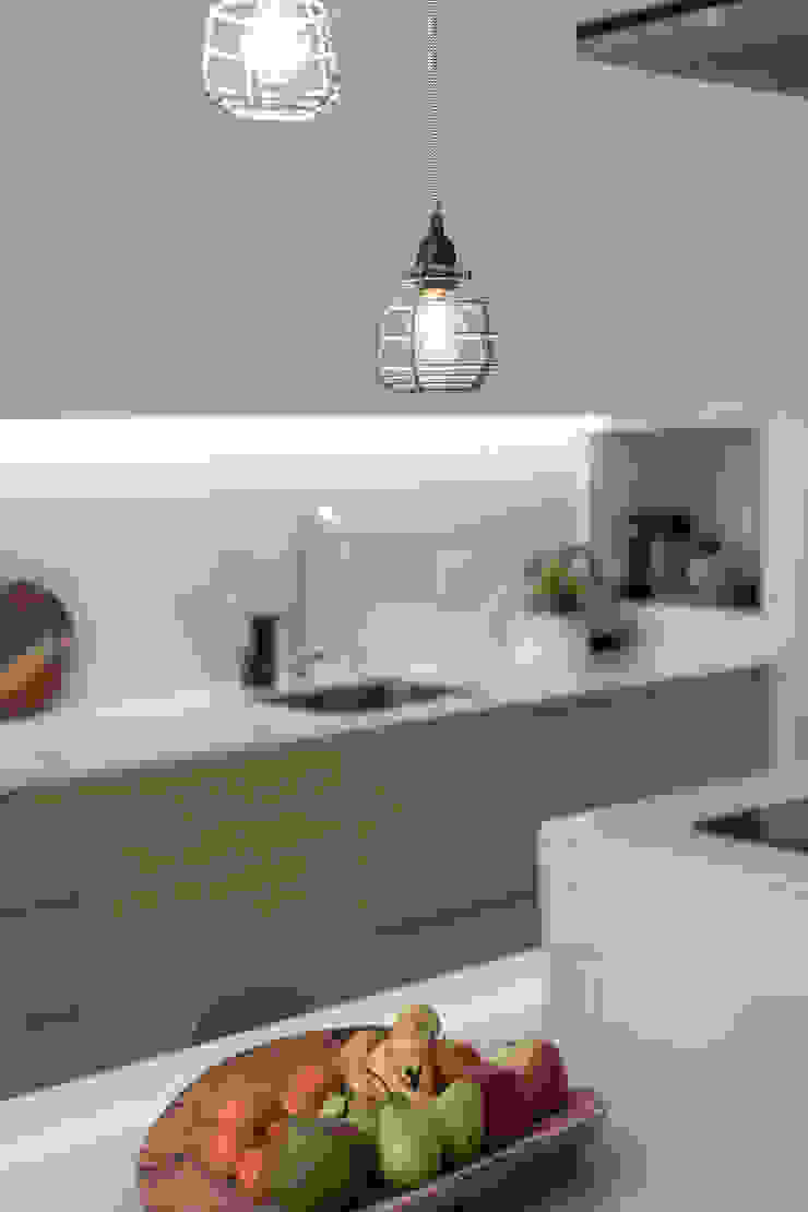 Cozinha de vivenda em S. Mamede - Projeto de interiores Shi Studio - Matosinhos, Porto por ShiStudio Interior Design Escandinavo Metal