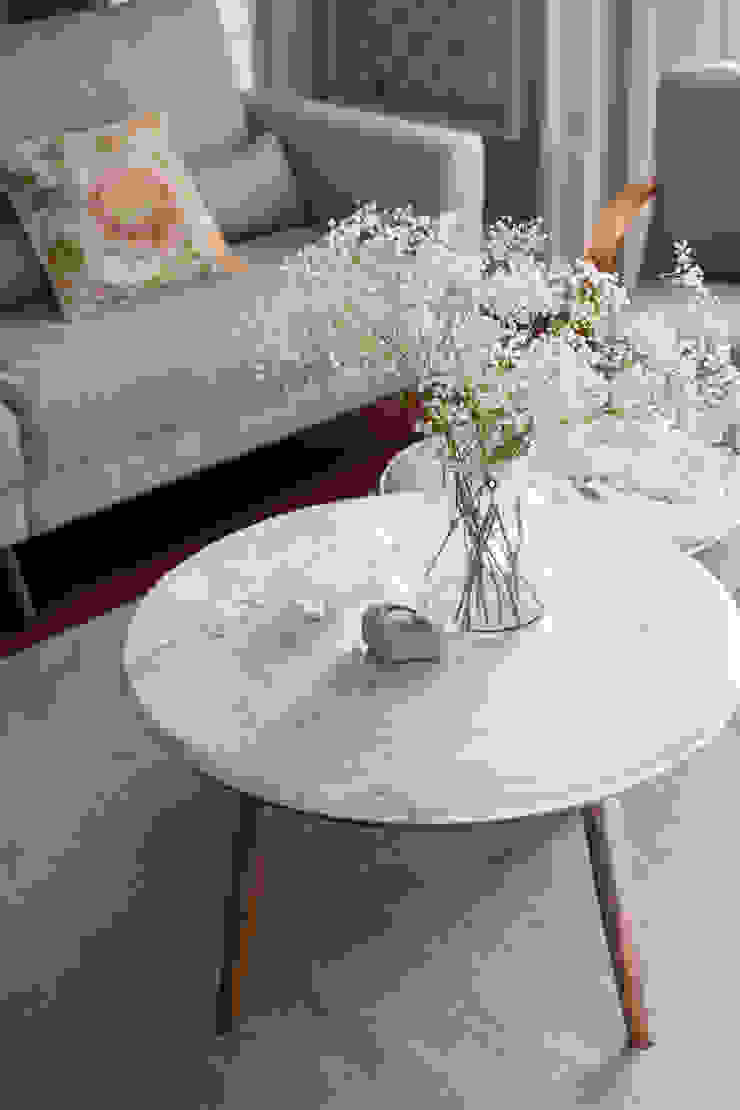 Mesa de centro Loloca - Sala de vivenda em S. Mamede - Projeto de interiores Shi Studio - Matosinhos, Porto por ShiStudio Interior Design Escandinavo Mármore