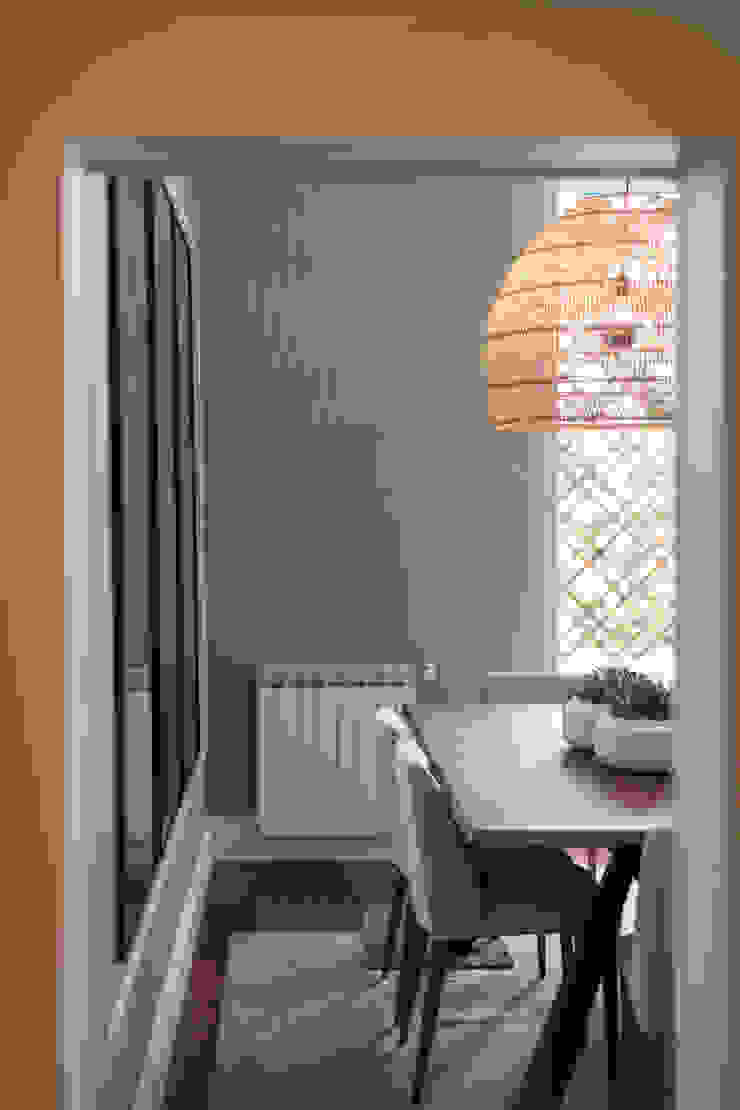 Sala de vivenda em S. Mamede - Projeto de interiores Shi Studio - Matosinhos, Porto por ShiStudio Interior Design Escandinavo