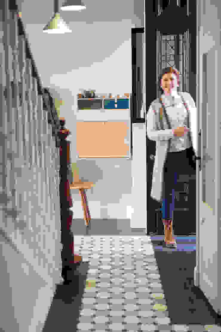 Hall de entrada em S. Mamede - Projeto de interiores Shi Studio - Matosinhos, Porto Corredores, halls e escadas escandinavos por ShiStudio Interior Design Escandinavo