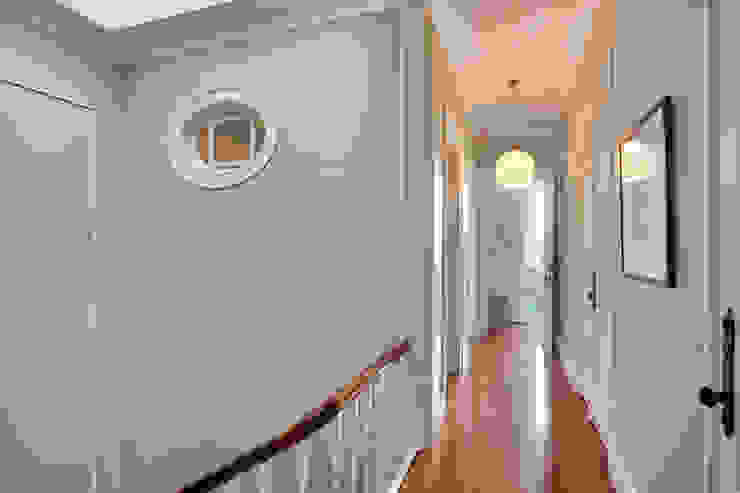 Corredor - vivenda em S. Mamede - Projeto de interiores Shi Studio - Matosinhos, Porto Corredores, halls e escadas clássicos por ShiStudio Interior Design Clássico Madeira Acabamento em madeira