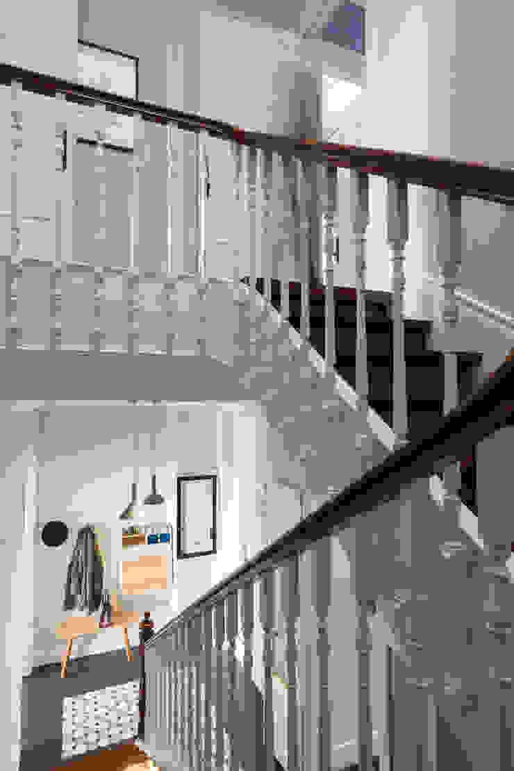 Escadas - vivenda em S. Mamede - Projeto de interiores Shi Studio - Matosinhos, Porto por ShiStudio Interior Design Clássico Madeira Acabamento em madeira