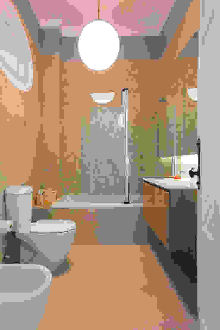 WC - vivenda em S. Mamede - Projeto de interiores Shi Studio - Matosinhos, Porto por ShiStudio Interior Design Moderno