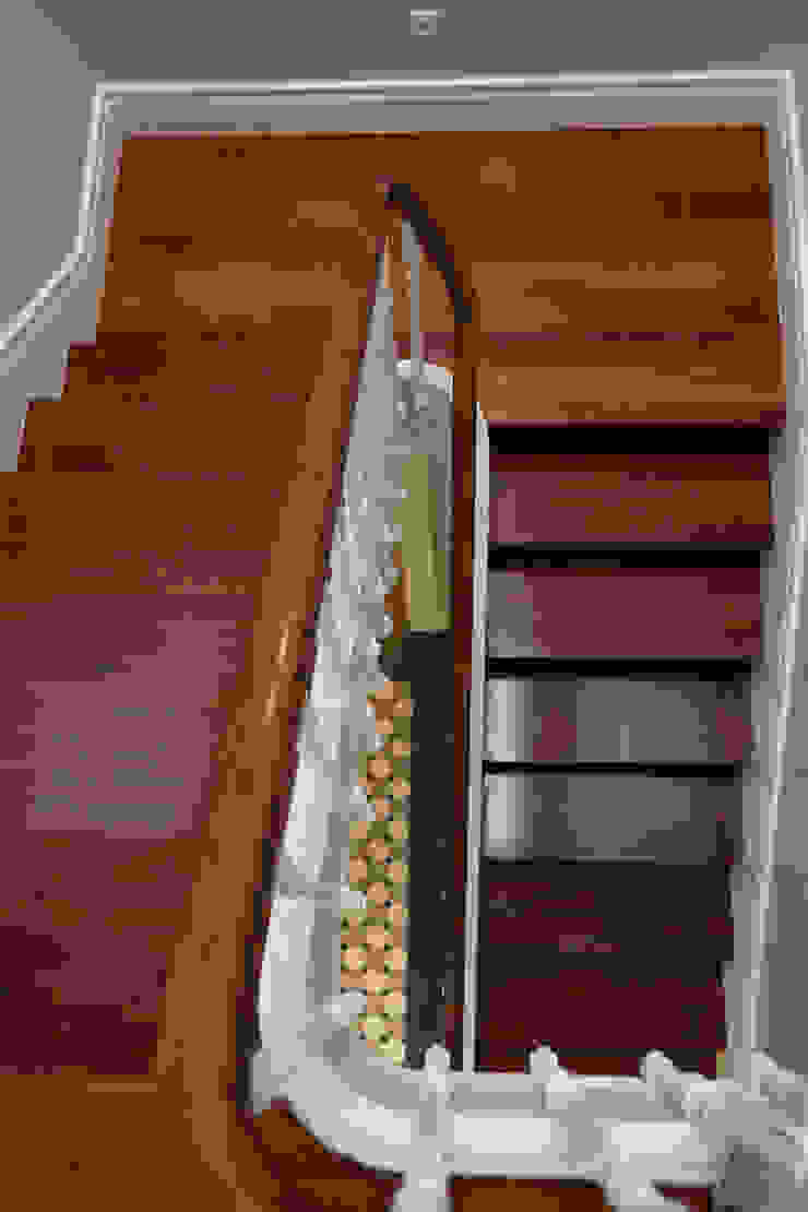 Escadas - vivenda em S. Mamede - Projeto de interiores Shi Studio - Matosinhos, Porto por ShiStudio Interior Design Clássico