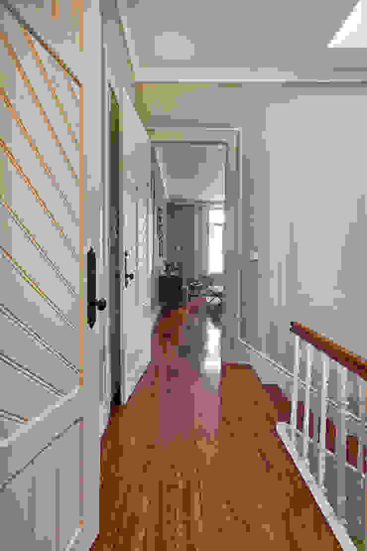 Corredor - vivenda em S. Mamede - Projeto de interiores Shi Studio - Matosinhos, Porto Corredores, halls e escadas escandinavos por ShiStudio Interior Design Escandinavo