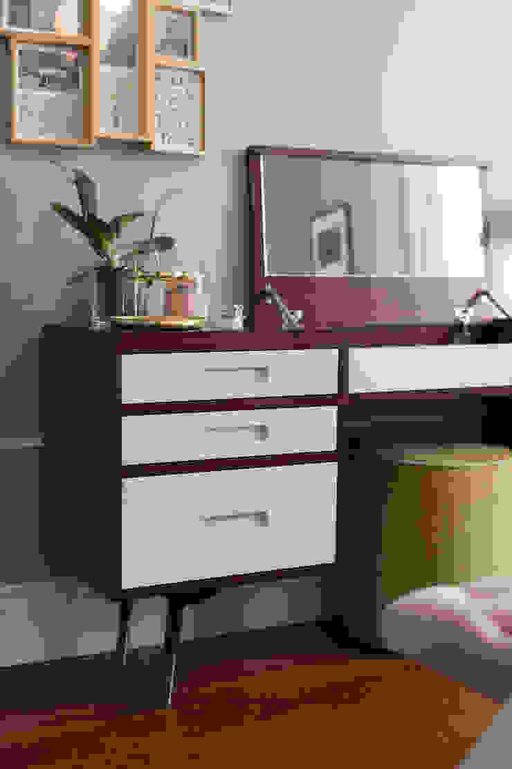 Quarto casal | Toucador - vivenda em S. Mamede - Projeto de interiores Shi Studio - Matosinhos, Porto por ShiStudio Interior Design Escandinavo