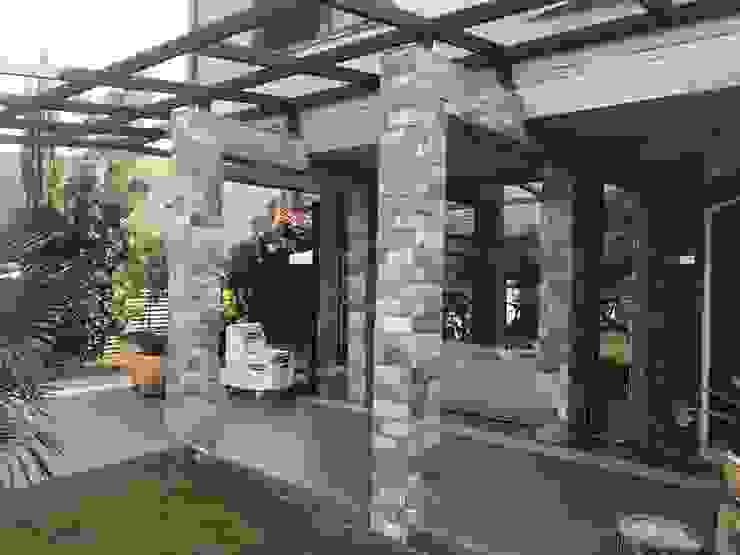Acceso de piedra homify Casas unifamiliares Piedra Beige