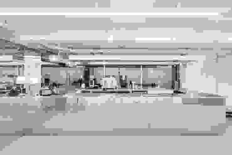 카페-3THREESAT(삼쓰리셋), 원더러스트 원더러스트 모던스타일 주방 건물,고정물,바닥,바닥,유리,자동차 디자인,천장,공학,집,공간