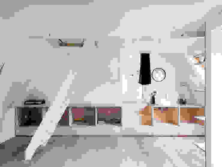 Huis Jordaan - Derde verdieping verbinding tussen twee niveaus Unknown Architects Moderne slaapkamers Hout,Vloeren,Interieur ontwerp,Vloer,hardhout,Houtbeits,Laminaatvloer,Hal,rekken,Woonkamer