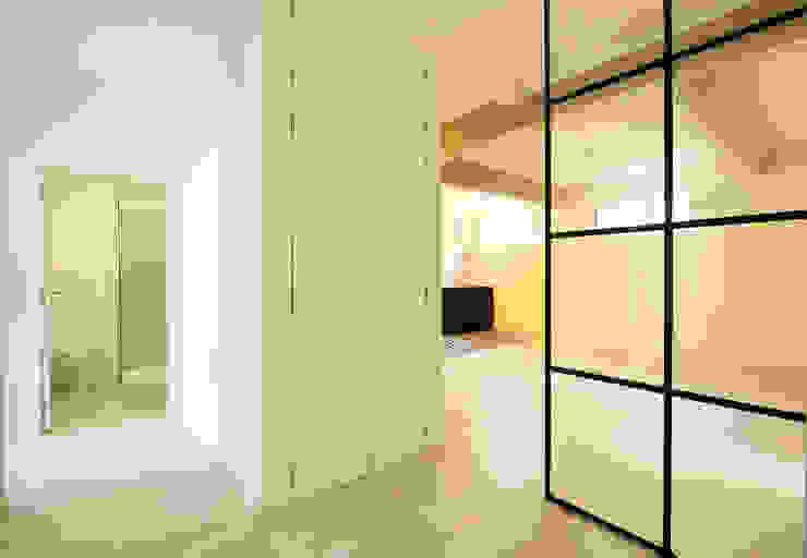 A Casa da Mariana Corredores, halls e escadas escandinavos por Homestories Escandinavo