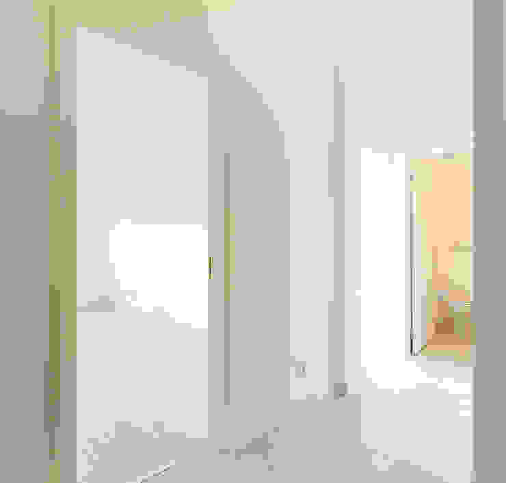 A Casa da Mariana Corredores, halls e escadas escandinavos por Homestories Escandinavo