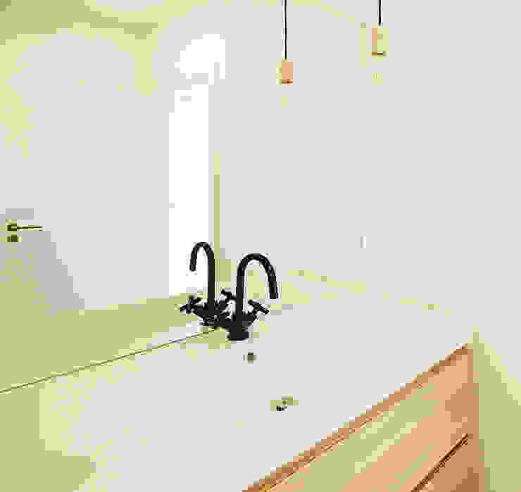 A Casa da Mariana Casas de banho escandinavas por Homestories Escandinavo