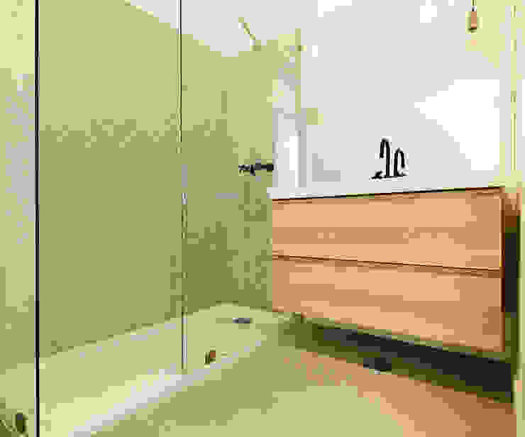 A Casa da Mariana Casas de banho escandinavas por Homestories Escandinavo