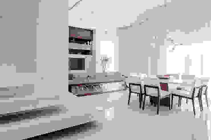 Living GR - Projeto Metrik Design - Arquiteto em Balneário Camboriú, Blumenau e região Metrik Design - Arquitetura e Interiores Salas de estar modernas living fendi,living moderno,sala fendi,sala moderna
