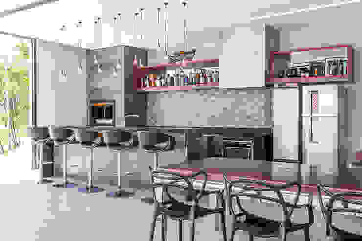 Área de Festas Industrial com Piscina - Projeto Metrik Design - Arquiteto em Balneário Camboriú, Blumenau e Região Metrik Design - Arquitetura e Interiores Cozinhas industriais area de festas,lazer,industrial,cadeira masters,banqueta madeira,cadeira preta,filamento,fogao industrial,fogao a lenha